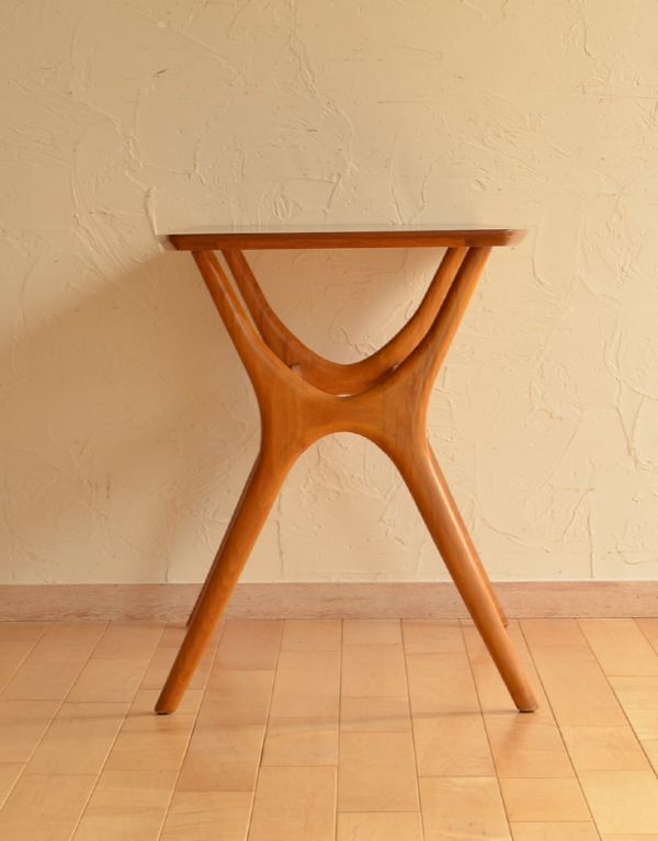 ロイドテーブル アンティーク家具 子供部屋でも使えるイギリスの家具、ヴィンテージのサイドテーブル 。ハの字に開いた脚がキュートです。(k-1317-f)