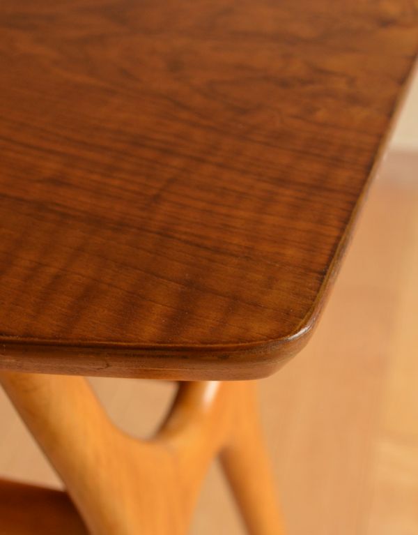 ロイドテーブル アンティーク家具 子供部屋でも使えるイギリスの家具、ヴィンテージのサイドテーブル 。角が丸いので小さなお子様がいるお家でも安心してお使いいただけます。(k-1317-f)