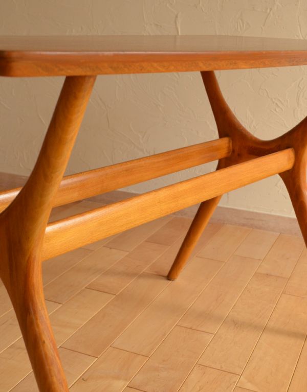 ロイドテーブル アンティーク家具 子供部屋でも使えるイギリスの家具、ヴィンテージのサイドテーブル 。2本付いている桟の上には、文庫本などが置いておけるのでとっても便利。(k-1317-f)