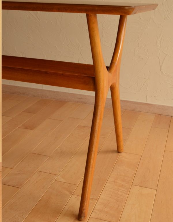 ロイドテーブル アンティーク家具 子供部屋でも使えるイギリスの家具、ヴィンテージのサイドテーブル 。きちんと支えますのでご安心ください。(k-1317-f)