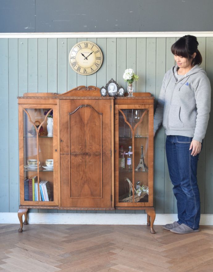 サイドバイサイド アンティーク家具 英国のアンティーク家具、ビューローも付いた特別なガラスキャビネット。ショーケースのように、お気に入りの雑貨や食器を並べてみましょう。(k-1318-f)