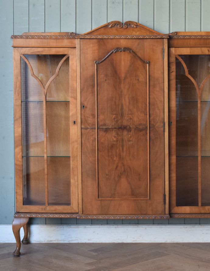 サイドバイサイド アンティーク家具 英国のアンティーク家具、ビューローも付いた特別なガラスキャビネット。とっても美しい木目です。(k-1318-f)