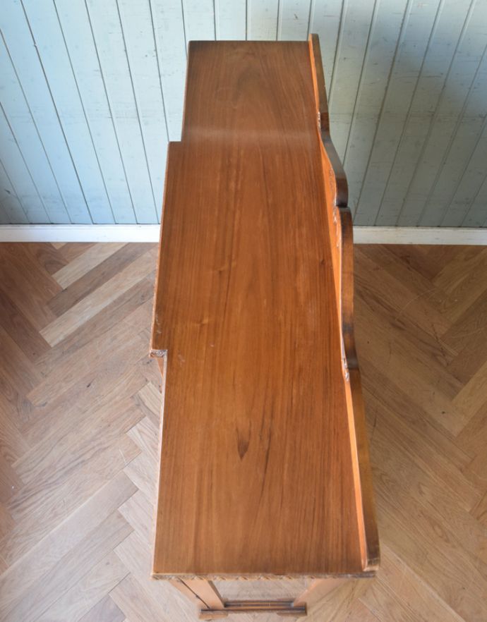 サイドバイサイド アンティーク家具 英国のアンティーク家具、ビューローも付いた特別なガラスキャビネット。天板もピカピカにお直ししました。(k-1318-f)