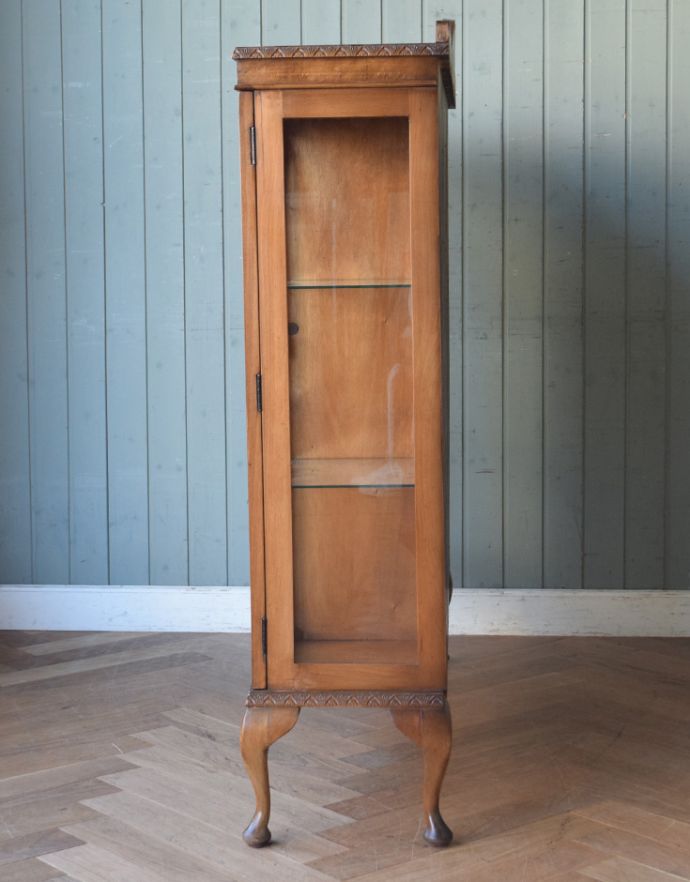 サイドバイサイド アンティーク家具 英国のアンティーク家具、ビューローも付いた特別なガラスキャビネット。サイドもガラスなので、どこから見ても美しいです!しっかり作られているので、安心してお使いいただけます。(k-1318-f)