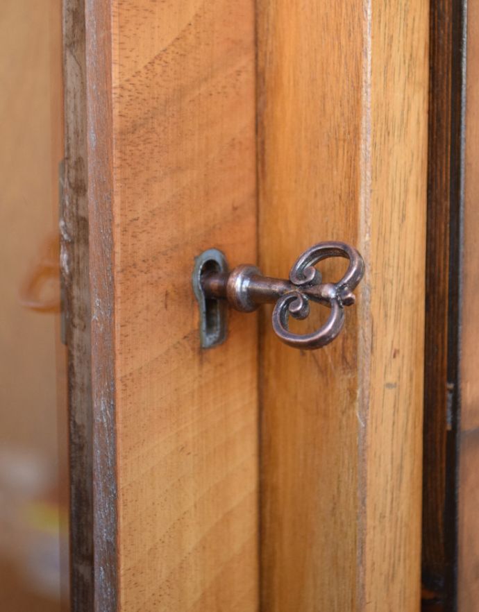 サイドバイサイド アンティーク家具 英国のアンティーク家具、ビューローも付いた特別なガラスキャビネット。鍵は2本、鍵穴は3ヶ所どこでも共通して使用できます。(k-1318-f)