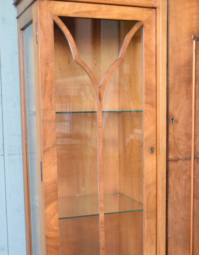 サイドバイサイド アンティーク家具 英国のアンティーク家具、ビューローも付いた特別なガラスキャビネット。装飾の入った大きなガラスです。(k-1318-f)