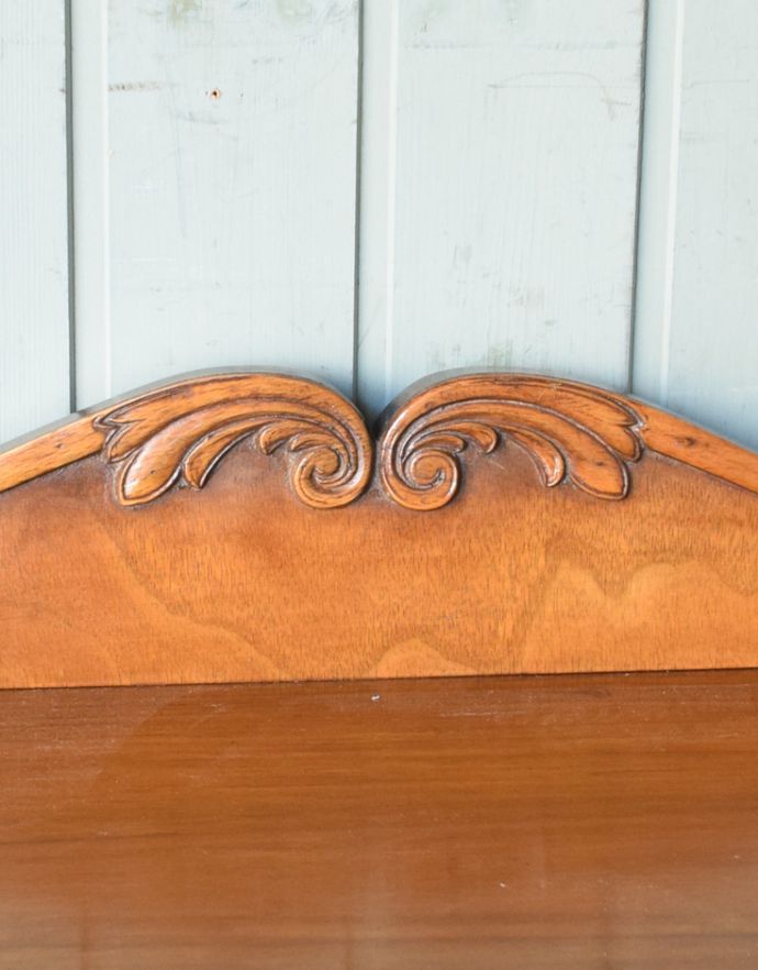 サイドバイサイド アンティーク家具 英国のアンティーク家具、ビューローも付いた特別なガラスキャビネット。2つとないアンティークらしい職人の技を感じる装飾です。(k-1318-f)