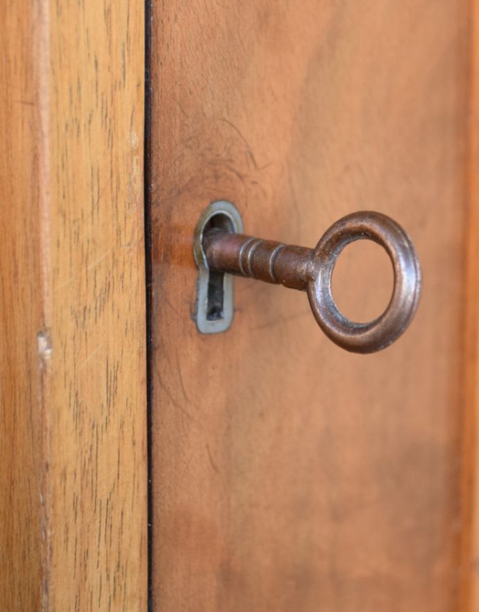 サイドバイサイド アンティーク家具 英国のアンティーク家具、ビューローも付いた特別なガラスキャビネット。扉は鍵を引っ掛けて開閉してください。(k-1318-f)