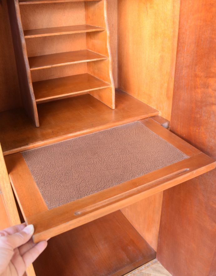 サイドバイサイド アンティーク家具 英国のアンティーク家具、ビューローも付いた特別なガラスキャビネット。スライドでデスクが出てきます。(k-1318-f)