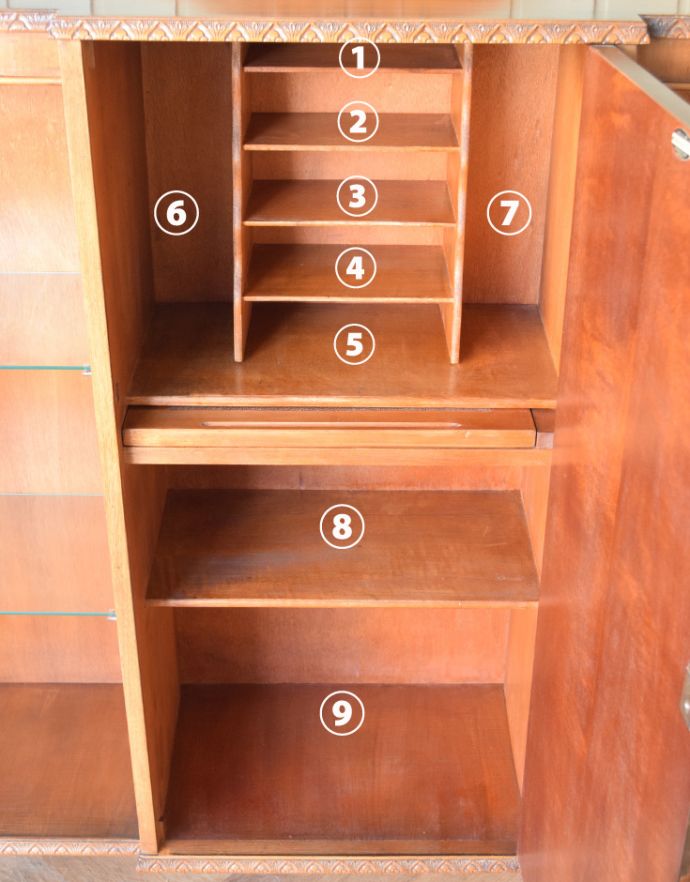 サイドバイサイド アンティーク家具 英国のアンティーク家具、ビューローも付いた特別なガラスキャビネット。真ん中の扉はビューローになっています。(k-1318-f)