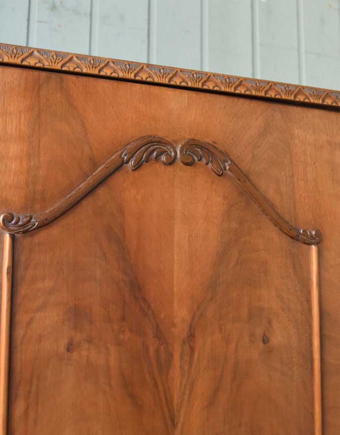 サイドバイサイド アンティーク家具 英国のアンティーク家具、ビューローも付いた特別なガラスキャビネット。繊細な装飾は見とれる程美しいです。(k-1318-f)