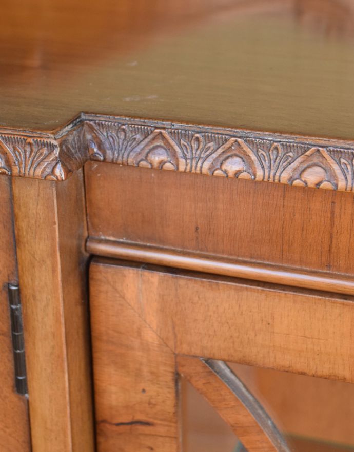 サイドバイサイド アンティーク家具 英国のアンティーク家具、ビューローも付いた特別なガラスキャビネット。天板の縁にも繊細な彫があります。(k-1318-f)