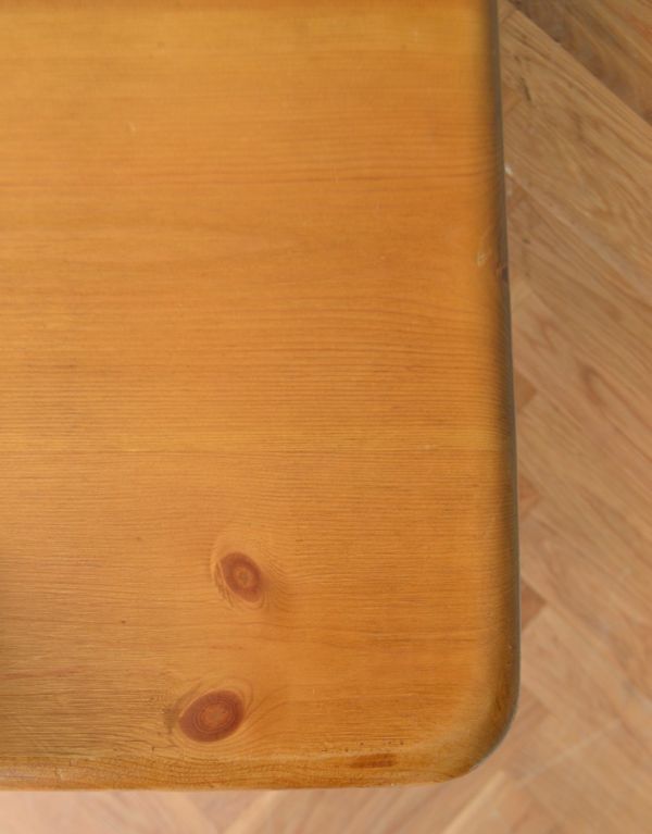 アンティークのテーブル　アンティーク家具　イギリスのナチュラルなアンティーク家具、４〜６人掛けのダイニングテーブル。角もキレイな状態です。(k-1319-f)