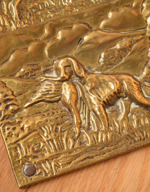 シルバーのテーブルウェア アンティーク雑貨 英国アンティーク雑貨の壁掛け真鍮製レターラック(DOG)。風景や、植物まで繊細にデザインされています。(k-1319-z)