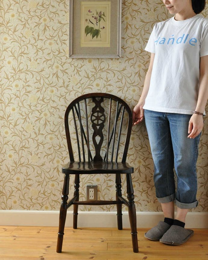 ダイニングチェア　アンティーク チェア　こげ茶色でオシャレな背もたれのキッチンチェア、アンティークの板座イス。キッチンチェアは可愛いのでいつも大人気。(k-1320-c)