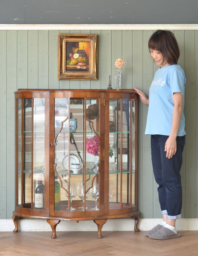 アンティークのキャビネット　アンティーク家具　イギリスから届いた美しいアンティーク家具、ハーフムーンのガラスキャビネット。お気に入りの雑貨や食器を並べてみましょう。(k-1321-f-1)