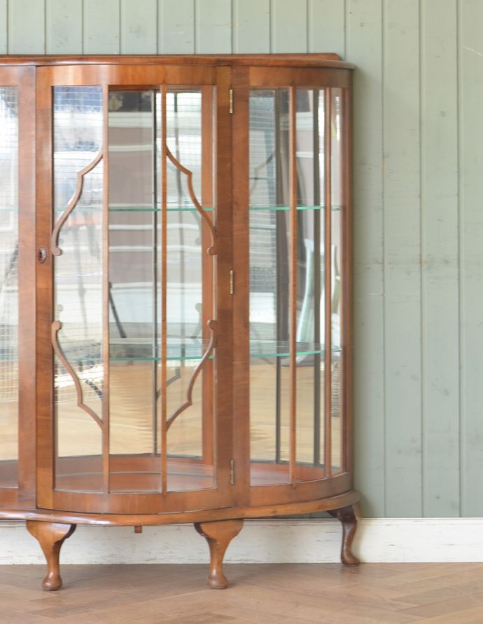 アンティークのキャビネット　アンティーク家具　イギリスから届いた美しいアンティーク家具、ハーフムーンのガラスキャビネット。ミラーがあるので高級感があります。(k-1321-f-1)