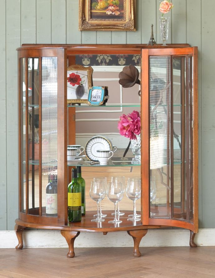 アンティークのキャビネット　アンティーク家具　イギリスから届いた美しいアンティーク家具、ハーフムーンのガラスキャビネット。３段あります。(k-1321-f-1)
