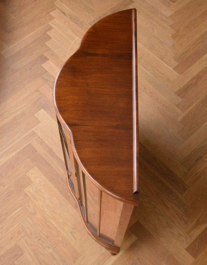 アンティークのキャビネット　アンティーク家具　イギリスから届いた美しいアンティーク家具、ハーフムーンのガラスキャビネット。天板もピカピカにお直ししました。(k-1321-f-1)