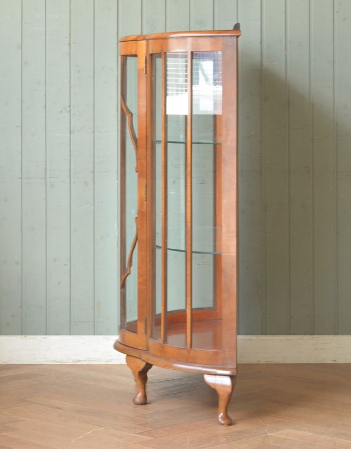 アンティークのキャビネット　アンティーク家具　イギリスから届いた美しいアンティーク家具、ハーフムーンのガラスキャビネット。サイドもガラスなので、どこから見ても美しいです！しっかり作られているので、安心してお使いいただけます。(k-1321-f-1)