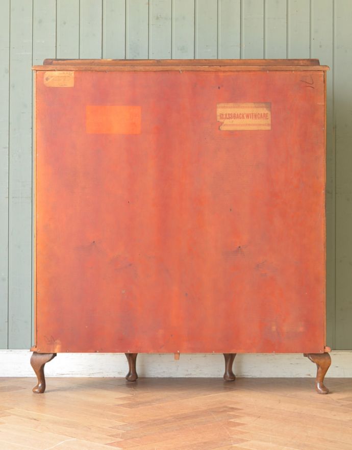 アンティークのキャビネット　アンティーク家具　イギリスから届いた美しいアンティーク家具、ハーフムーンのガラスキャビネット。きちんとメンテナンスしてあるので、裏側もキレイです。(k-1321-f-1)