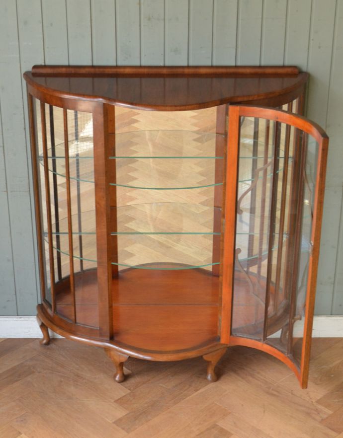 アンティークのキャビネット　アンティーク家具　イギリスから届いた美しいアンティーク家具、ハーフムーンのガラスキャビネット。キレイに修復してありますので、いろんなものを収納して下さい。(k-1321-f-1)