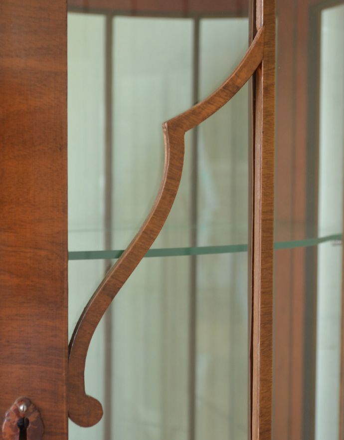 アンティークのキャビネット　アンティーク家具　イギリスから届いた美しいアンティーク家具、ハーフムーンのガラスキャビネット。背板が鏡張りになっています。(k-1321-f-1)