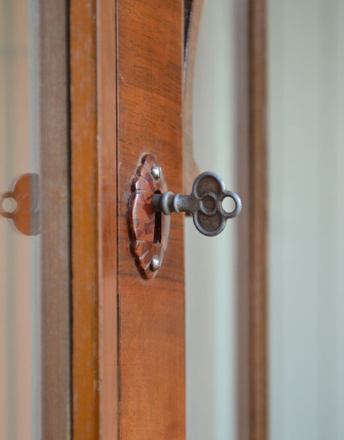 アンティークのキャビネット　アンティーク家具　イギリスから届いた美しいアンティーク家具、ハーフムーンのガラスキャビネット。鍵を引っ掛けて取っ手のようにして開閉してください。(k-1321-f-1)