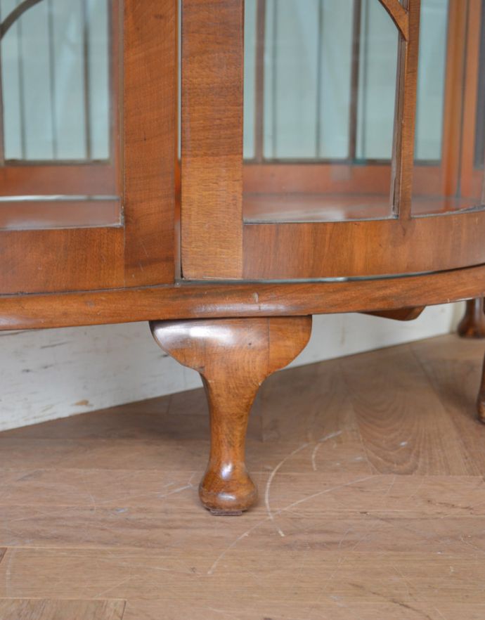 アンティークのキャビネット　アンティーク家具　イギリスから届いた美しいアンティーク家具、ハーフムーンのガラスキャビネット。きちんと支えます。(k-1321-f-1)