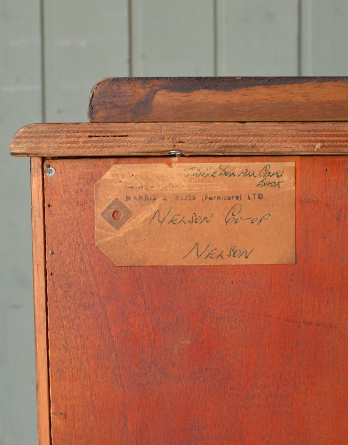 アンティークのキャビネット　アンティーク家具　イギリスから届いた美しいアンティーク家具、ハーフムーンのガラスキャビネット。当時のタグが残っていました。(k-1321-f-1)