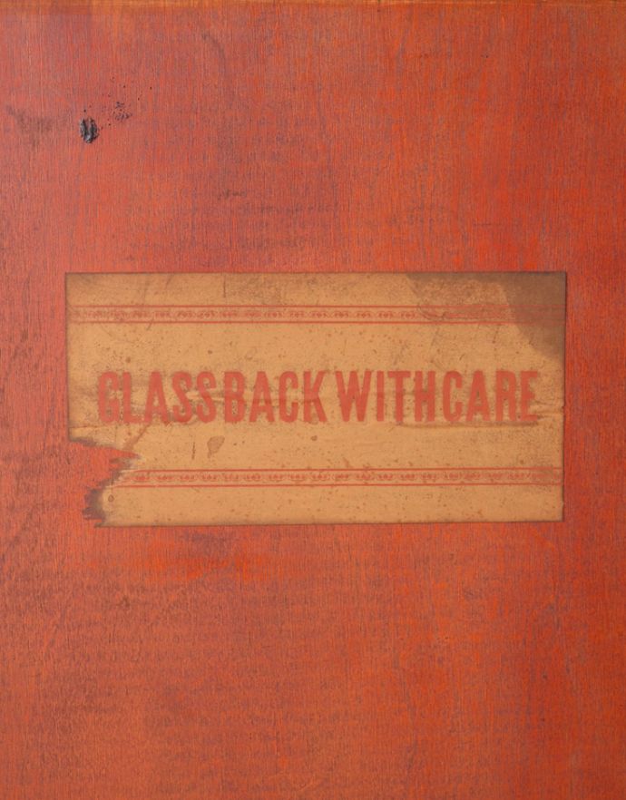 アンティークのキャビネット　アンティーク家具　イギリスから届いた美しいアンティーク家具、ハーフムーンのガラスキャビネット。メーカーのものと思われるタグが残っていました。(k-1321-f-1)