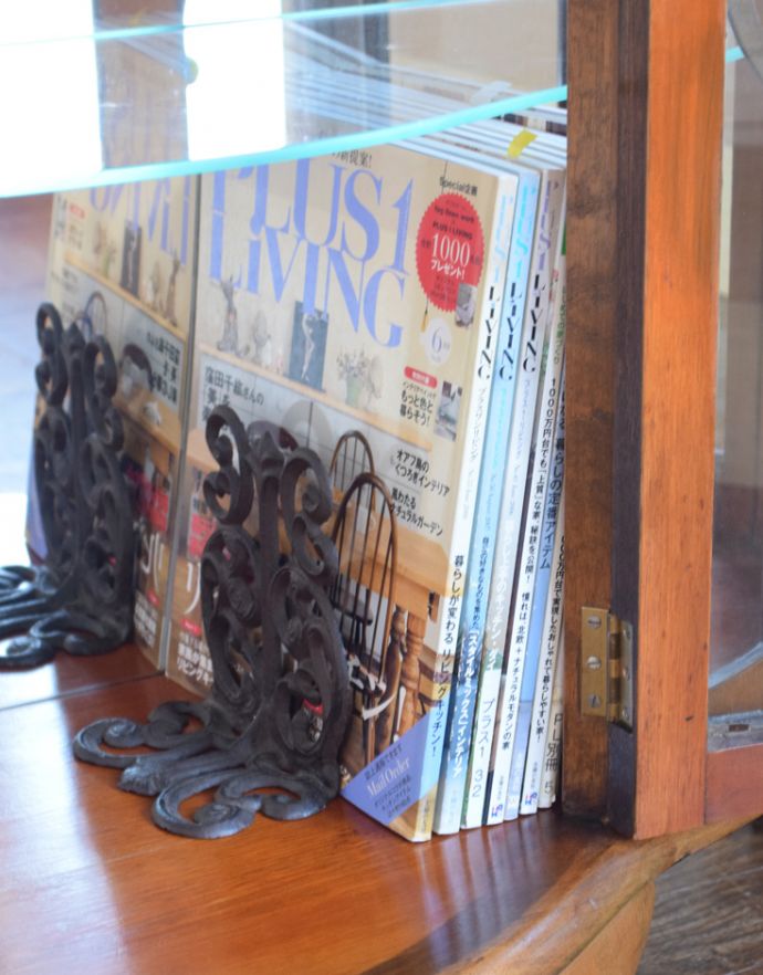 アンティークのキャビネット　アンティーク家具　イギリスから届いた美しいアンティーク家具、ハーフムーンのガラスキャビネット。雑誌やA4ファイルなどの収納もできます。(k-1321-f-1)