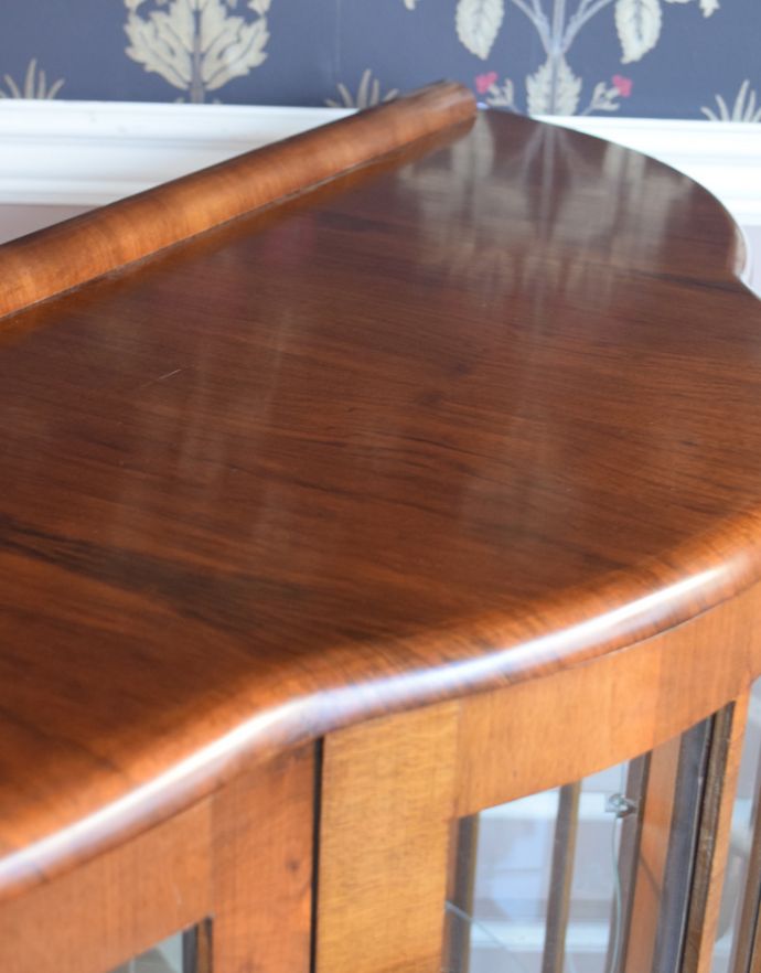 アンティークのキャビネット　アンティーク家具　イギリスから届いた美しいアンティーク家具、ハーフムーンのガラスキャビネット。風格と品があるので、リビングはもちろん、和室や書斎、客間にも最適。(k-1321-f-1)