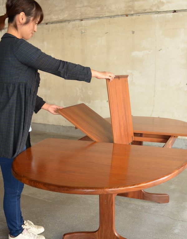 G-PLAN(Gプラン)　アンティーク家具　北欧テイストのヴィンテージ家具、伸張式のダイニングテーブル（Gプラン）。中にたたまれている天板を引き出すだけです。(k-1322-f)