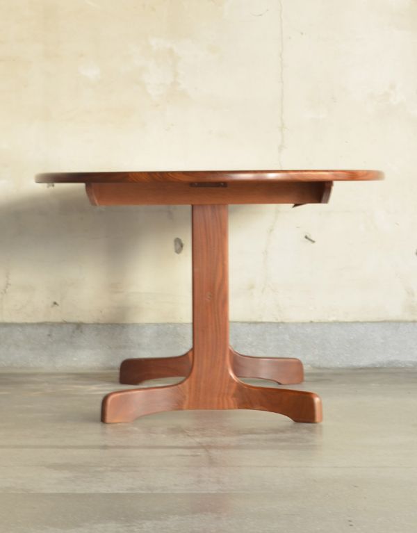 G-PLAN(Gプラン)　アンティーク家具　北欧テイストのヴィンテージ家具、伸張式のダイニングテーブル（Gプラン）。サイドから見ると、こんなにスッキリしています！Ｔ字脚のデザインが印象的です。(k-1322-f)