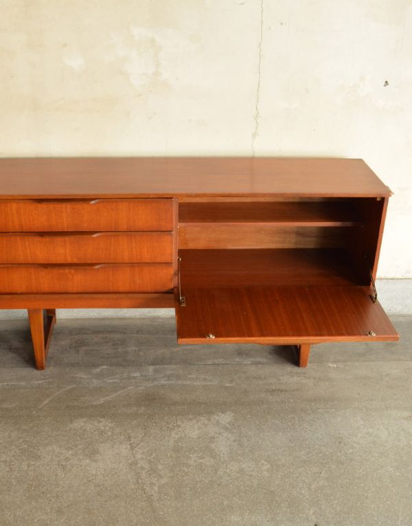 アンティークのキャビネット　アンティーク家具　チーク材のシンプルなビンテージ家具、コンパクトサイズのサイドボード。重いものや見せたくないものは扉の奥に収納しましょう。(k-1323-f)