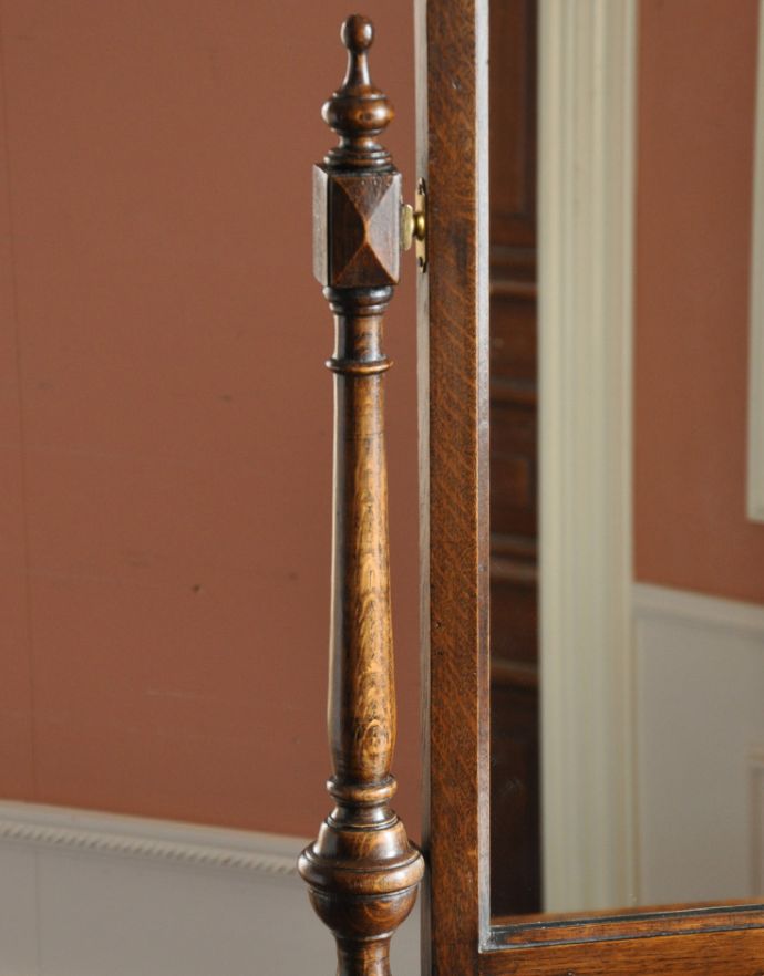 サイドバイサイド　アンティーク家具　英国のアンティーク家具、オーク材の彫りが美しいドレッシングチェスト。細やかな装飾が美しいので、見ているだけでうっとりしてしまいます。(k-1324-f)