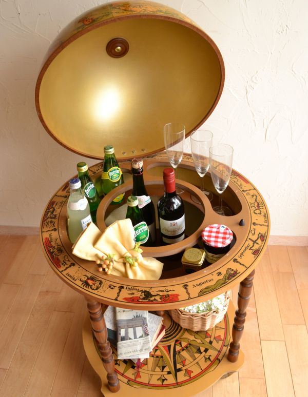 めずらしい家具　アンティーク家具　アンティークのバーキャビネット、地球儀型のカクテルキャビネット（ワインラック）。ホームパーティーを盛り上げ、夜の晩酌タイムがより楽しみになる事間違いなしです。(k-1325-f)
