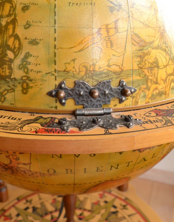 めずらしい家具　アンティーク家具　アンティークのバーキャビネット、地球儀型のカクテルキャビネット（ワインラック）。フタを留める丁番です。(k-1325-f)