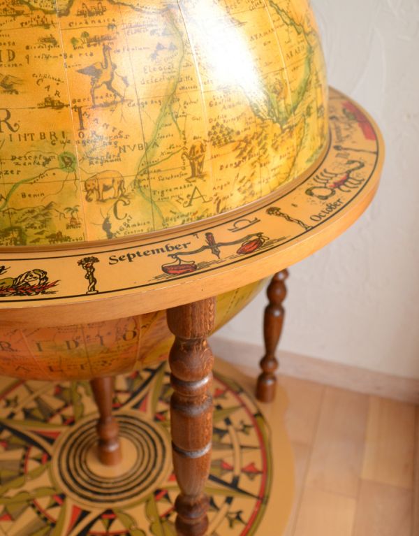 めずらしい家具　アンティーク家具　アンティークのバーキャビネット、地球儀型のカクテルキャビネット（ワインラック）。隅々まで、海外らしい装飾が楽しめるデザインです。(k-1325-f)