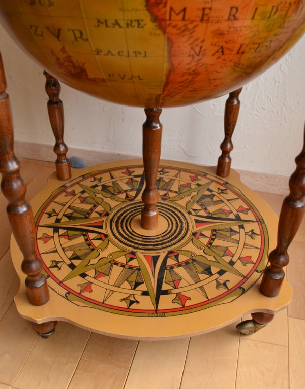 めずらしい家具　アンティーク家具　アンティークのバーキャビネット、地球儀型のカクテルキャビネット（ワインラック）。バスケットを置いたり、ワインボトルもたっぷり並べられます。(k-1325-f)