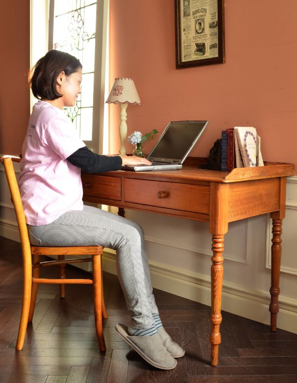 ロイドテーブル アンティーク家具 デスクにも使えるアンティーク家具、パイン材のコンソールテーブル。デスクに座る時間を持つことで気持ちの切り替えができます。(k-1327-f)