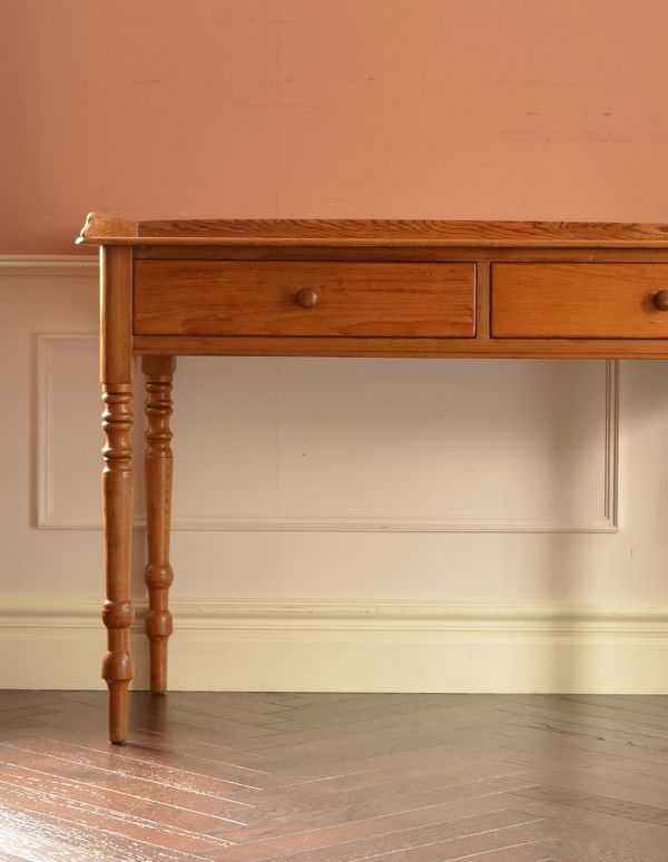 ロイドテーブル アンティーク家具 デスクにも使えるアンティーク家具、パイン材のコンソールテーブル。茶色のナチュラルカラーが男女問わず使えて便利。(k-1327-f)
