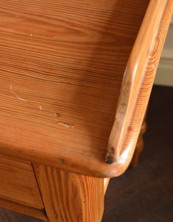 ロイドテーブル アンティーク家具 デスクにも使えるアンティーク家具、パイン材のコンソールテーブル。角は丸いデザインです。(k-1327-f)