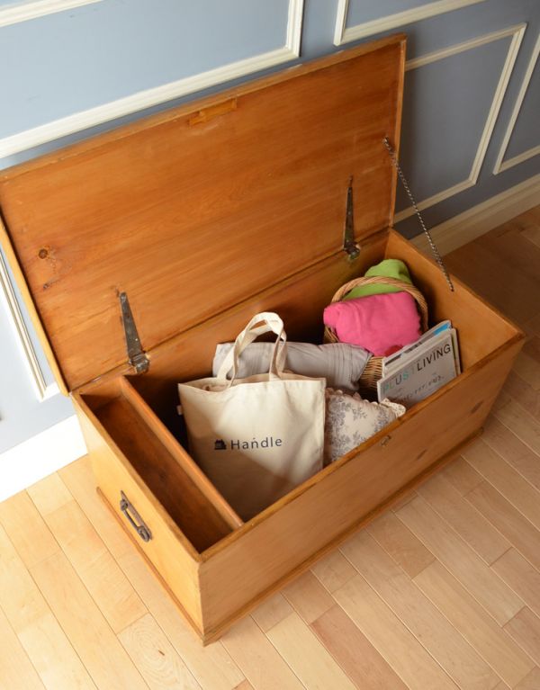 ロイドルームボックス　アンティーク家具　ナチュラルなインテリアにパイン材のアンティーク家具、イギリスのブランケットボックス。前開きの扉収納になっています。(k-1328-f)