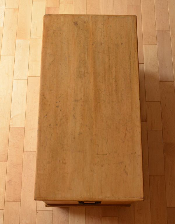 ロイドルームボックス　アンティーク家具　ナチュラルなインテリアにパイン材のアンティーク家具、イギリスのブランケットボックス。天板もキレイな状態です。(k-1328-f)