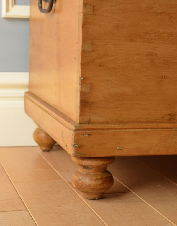 ロイドルームボックス　アンティーク家具　ナチュラルなインテリアにパイン材のアンティーク家具、イギリスのブランケットボックス。安定感のある脚です。(k-1328-f)