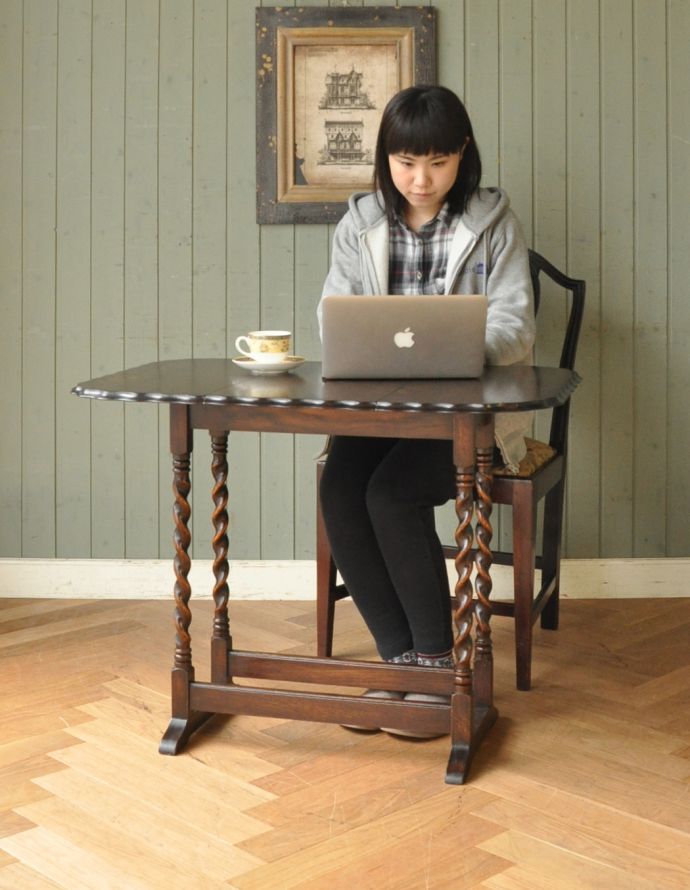 英国クラシックスタイル アンティーク家具 英国のアンティーク家具、伸張式タイプのサイドテーブル。パソコンやお茶をするテーブルにピッタリ!片方だけ引き出して壁に付けて使うこともできます。(k-1330-f)