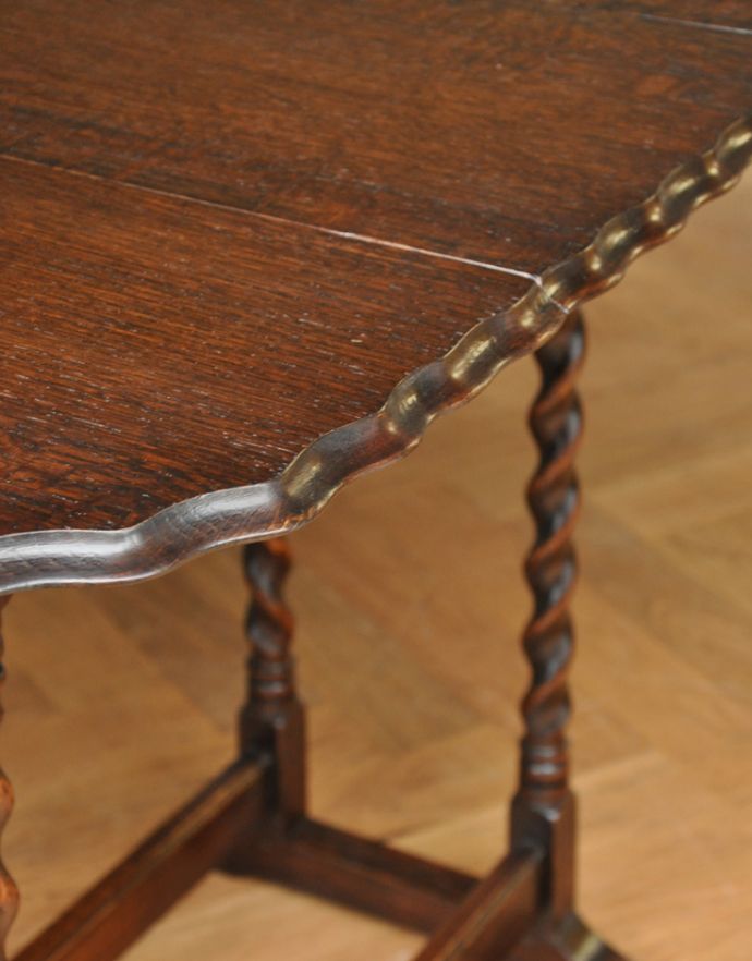 英国クラシックスタイル アンティーク家具 英国のアンティーク家具、伸張式タイプのサイドテーブル。縁のカッティングも美しいです。(k-1330-f)