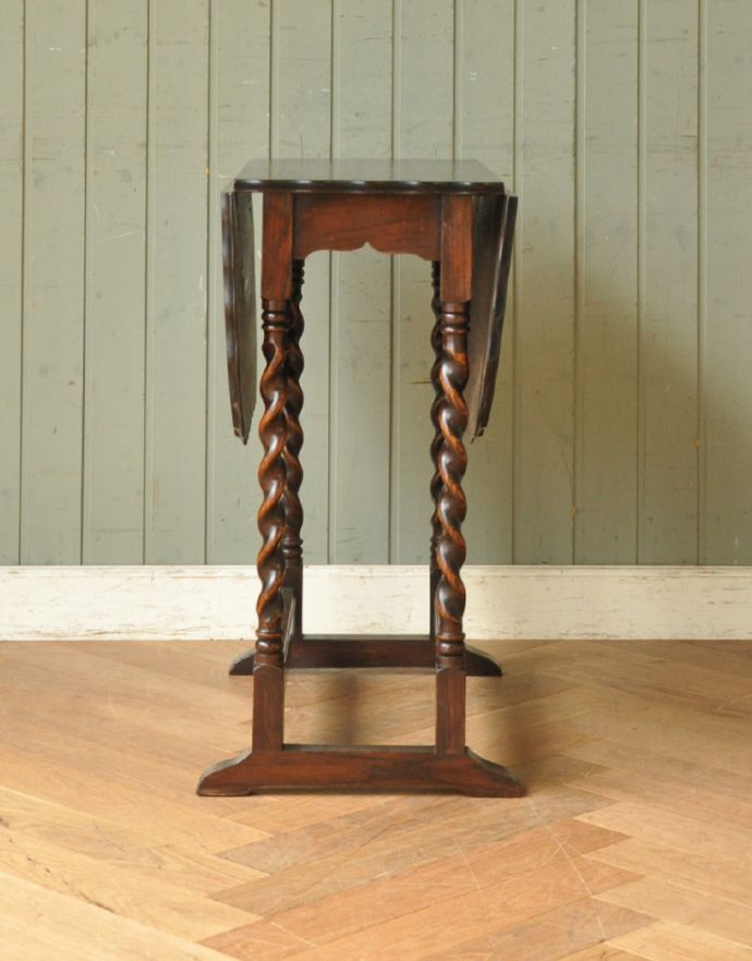 英国クラシックスタイル アンティーク家具 英国のアンティーク家具、伸張式タイプのサイドテーブル。閉じるとこんなにコンパクトに。(k-1330-f)